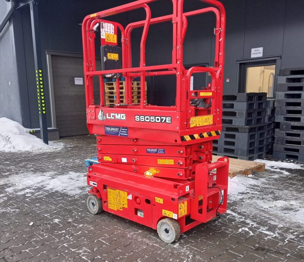 Podnośnik nożycowy LGMG SS0507E z widoczną platformą roboczą i mechanizmem nożycowym